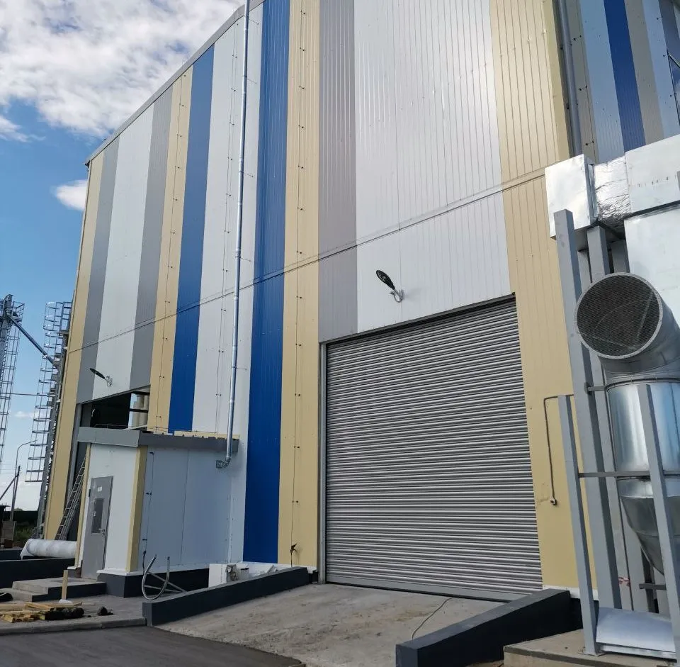 Рулонные ворота из стальных профилей RAL 9006