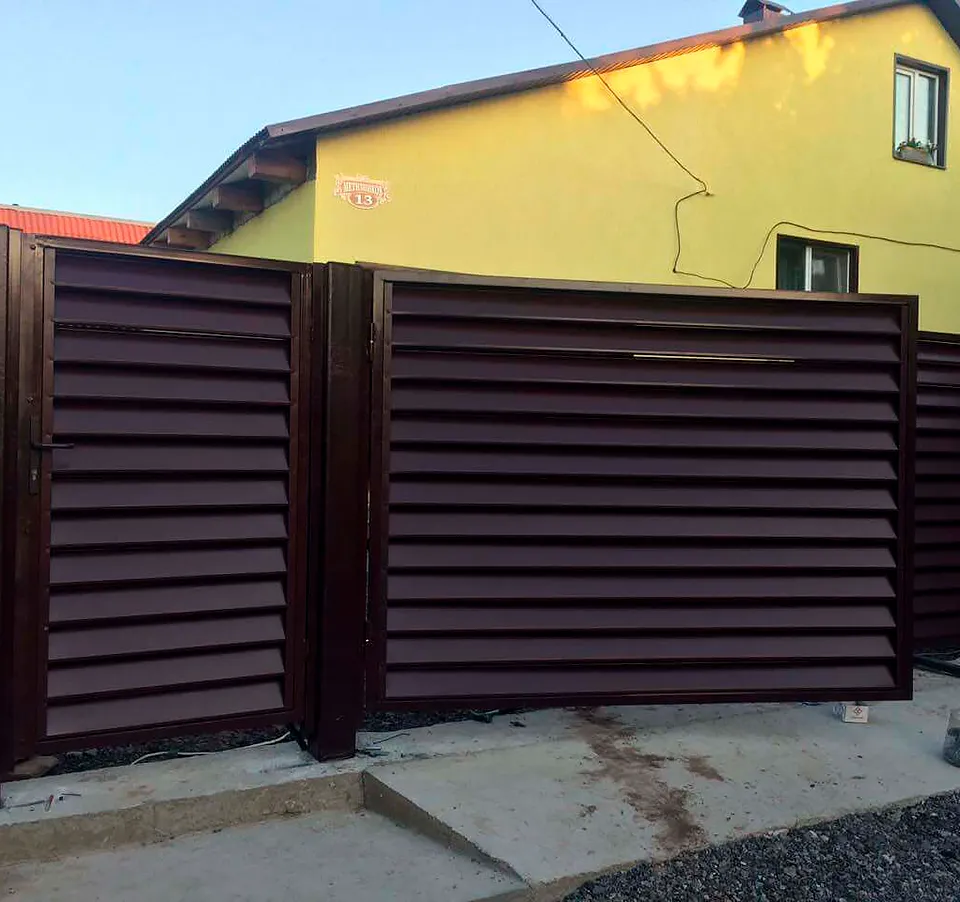 Монтаж распашных жалюзийных ворот в Речице
