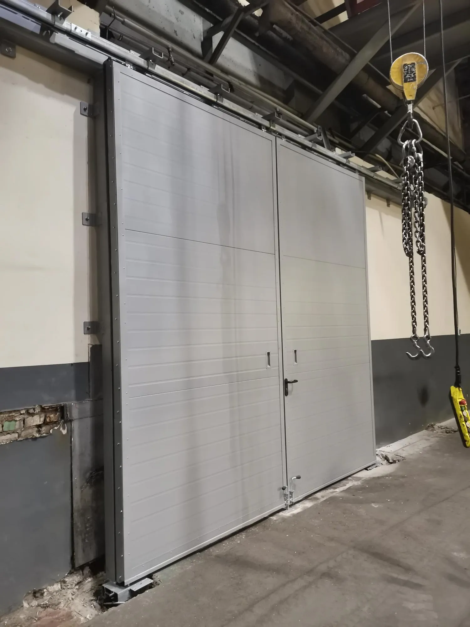 Промышленные подвесные ворота Техноград ОС-1 утепленные