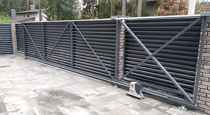 Откатные ворота с зашивкой ламелями жалюзи на проезд до 4 метров