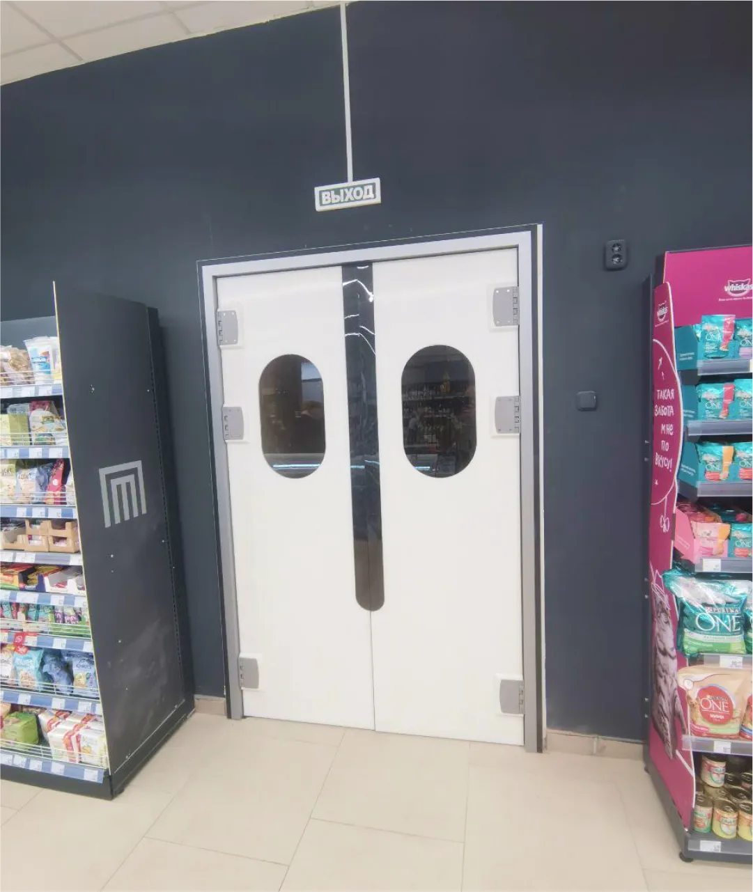 Маятниковые двери для сети магазинов