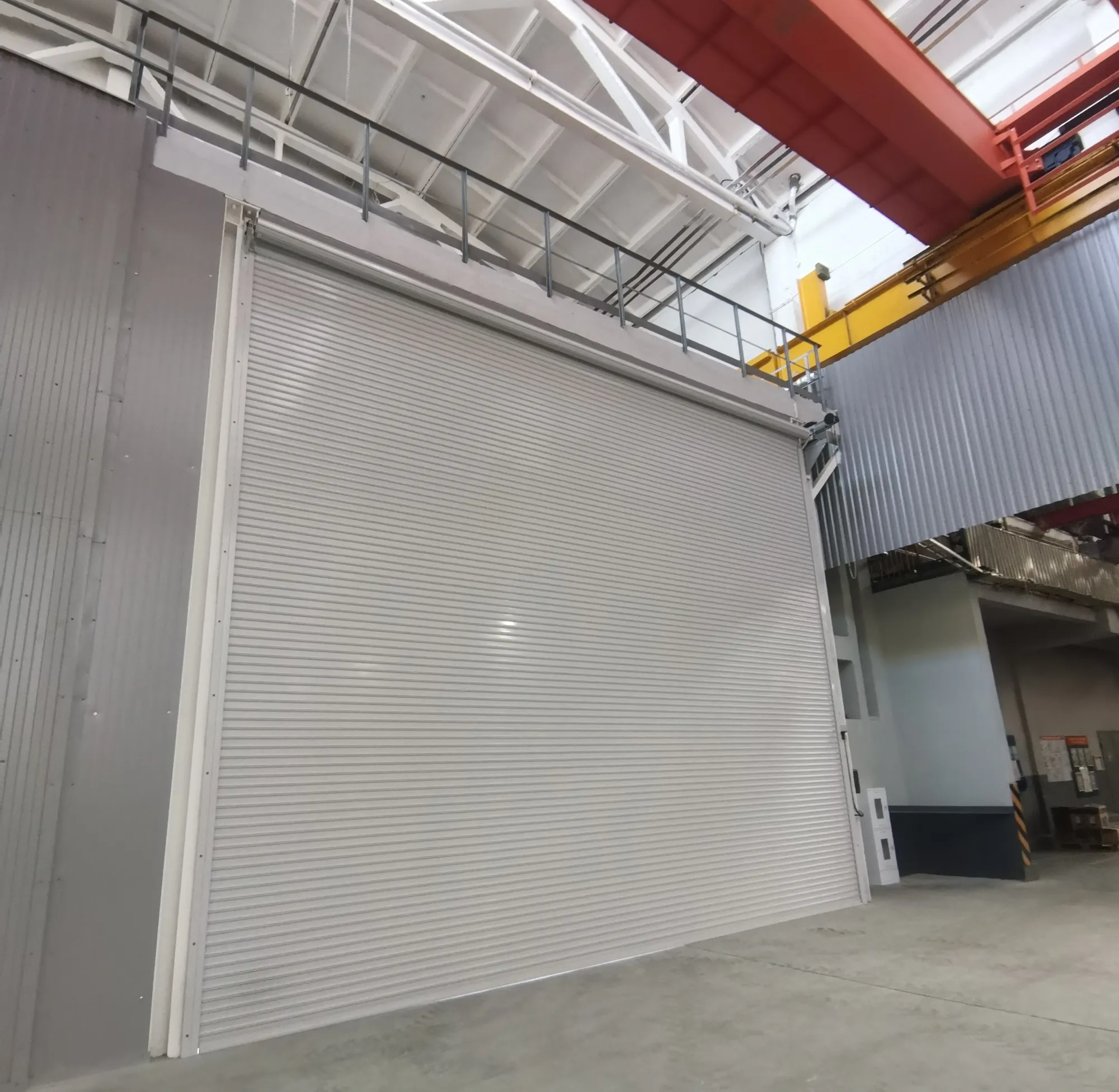 Монтаж рулонных промышленных ворот в большой проем