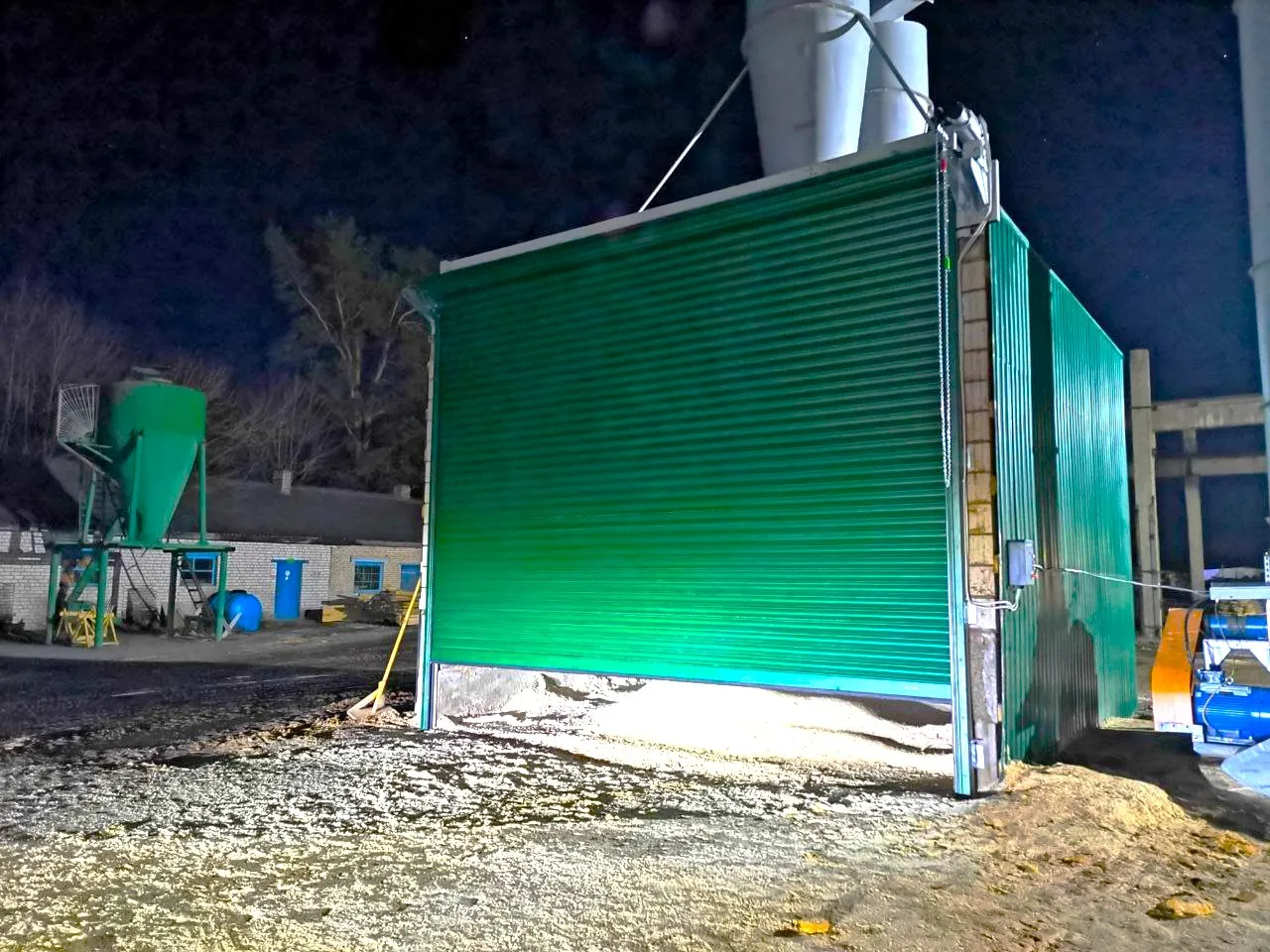 Рулонные ворота из стальных профилей RAL 6005