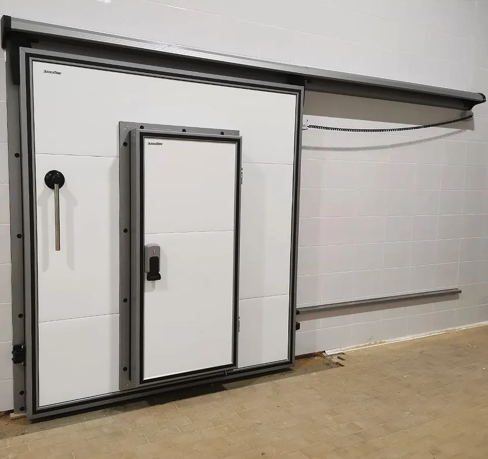 Дверь откатная с калиткой для охлаждаемых помещений