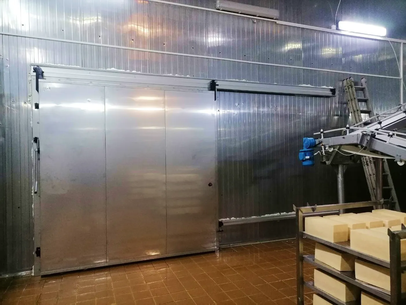 Дверь откатная из нержавеющей стали для молочного завода