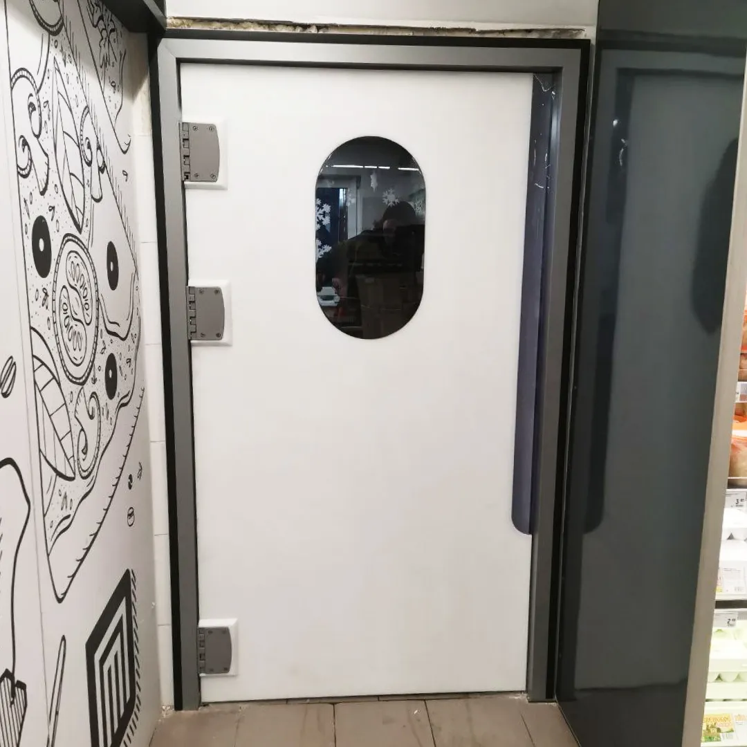 Маятниковая дверь для продовольственного магазина