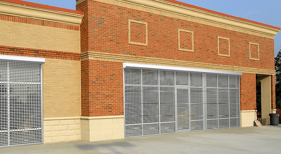 Рольворота из решетчатого экструдированного профиля RHE78G с прозрачными вставками