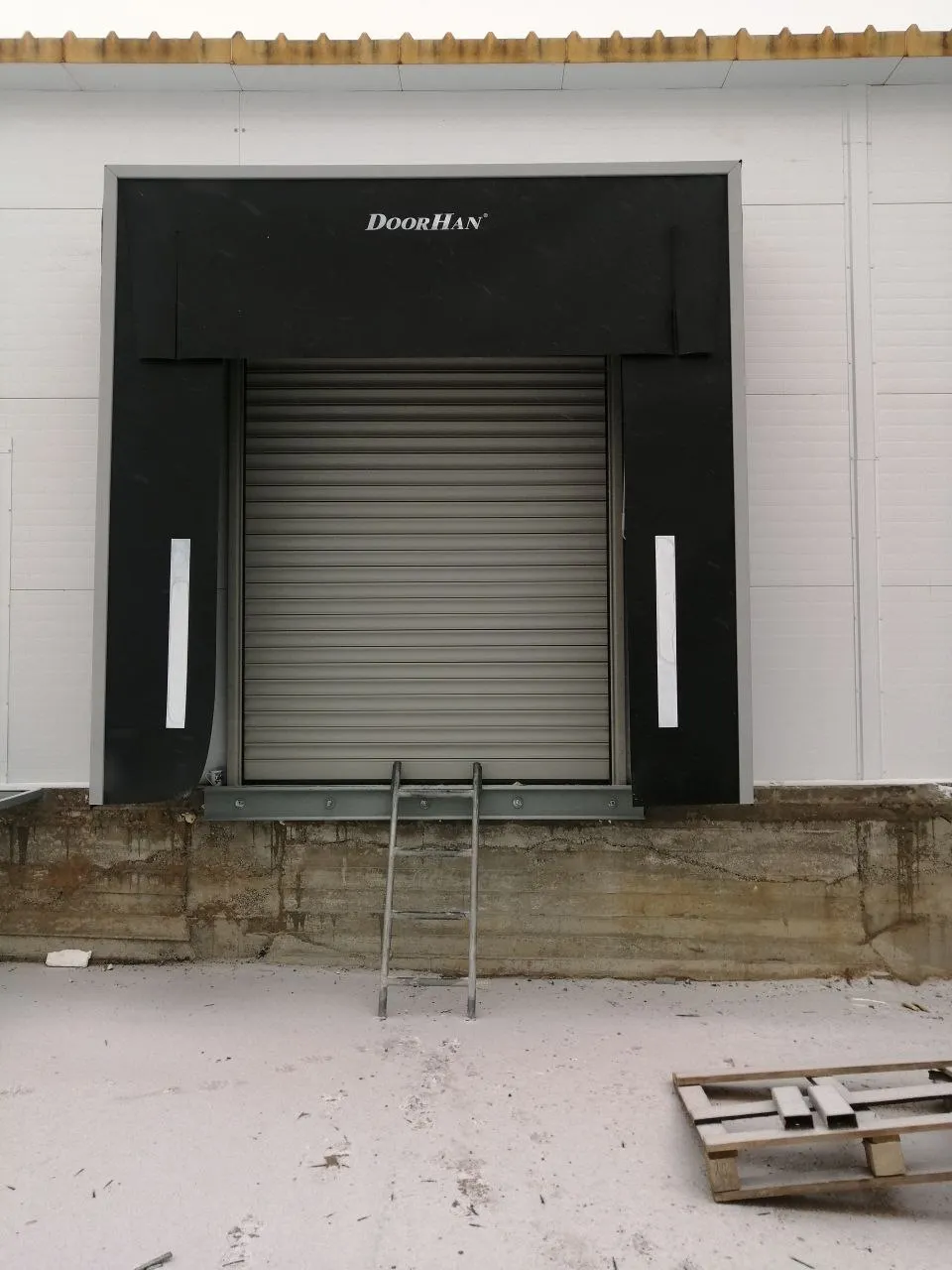 Рулонные ворота из стальных профилей (взломоустойчивые) RH117/08