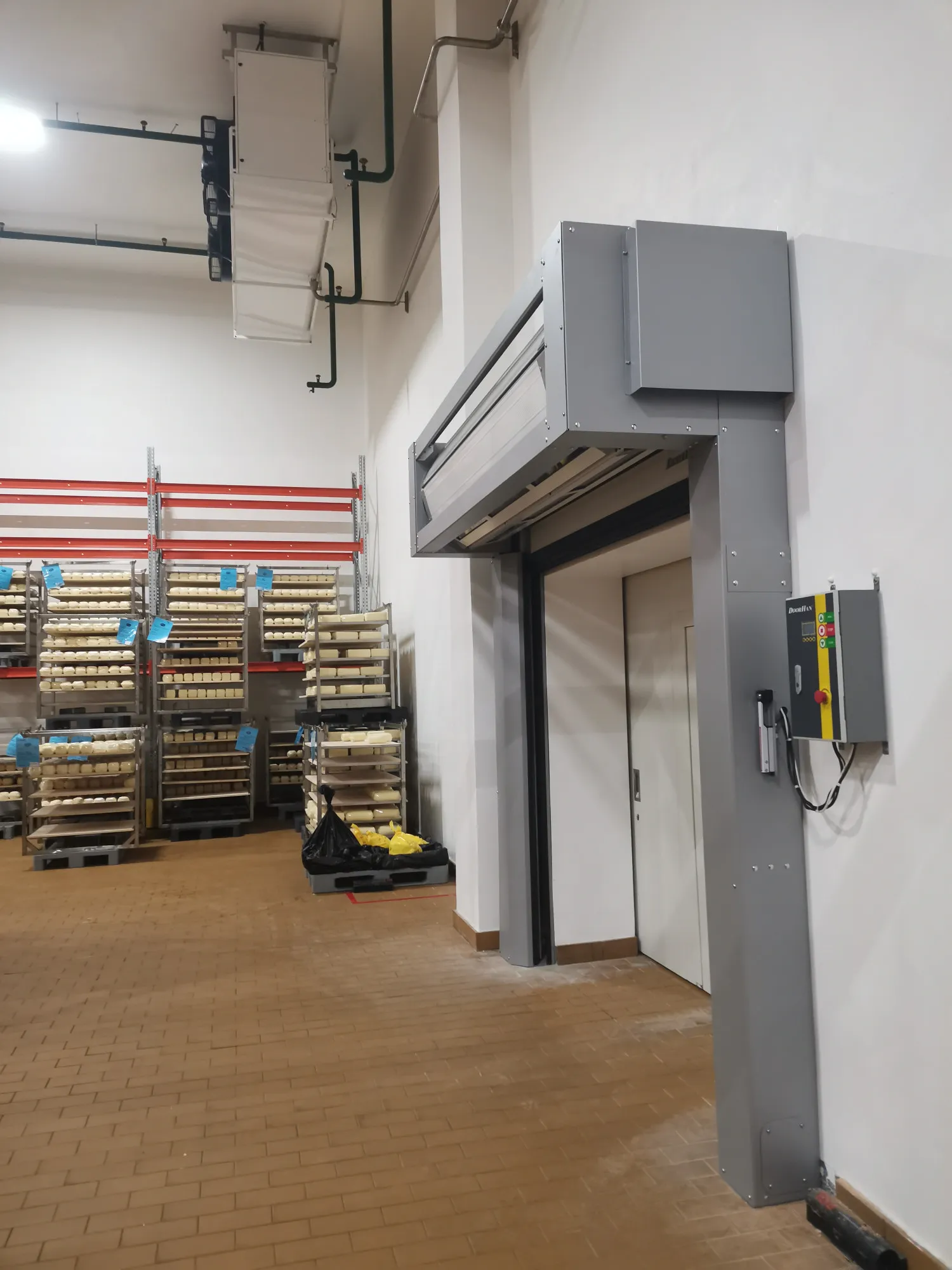 Спиральные скоростные ворота для молочного завода