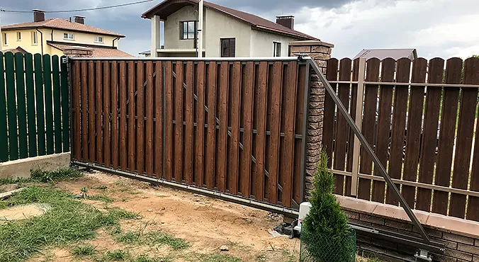 Откатные ворота с зашивкой металлическим штакетником на проезд до 4 метров