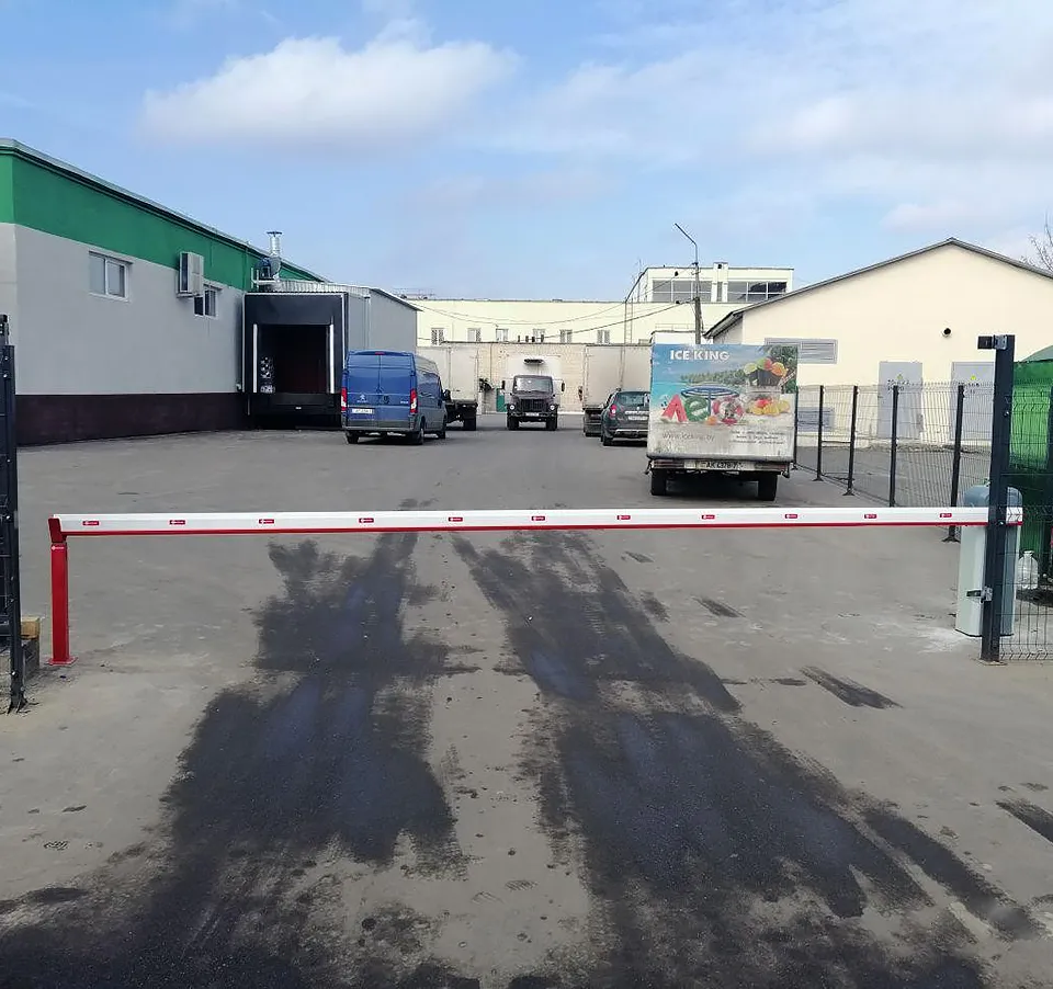 Установка шлагбаума Communello с автоматическим управлением в Жодино