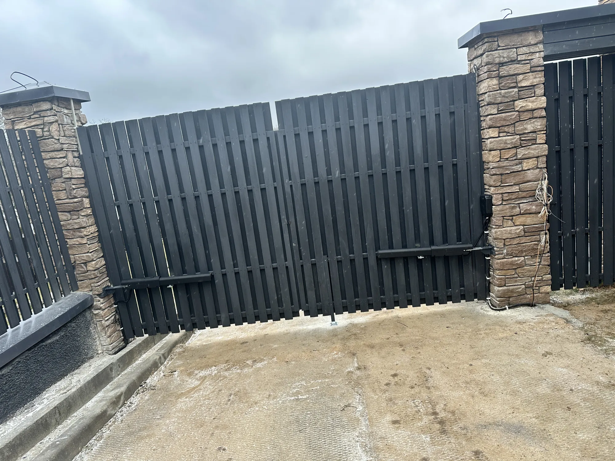 Установка привода на распашные ворота