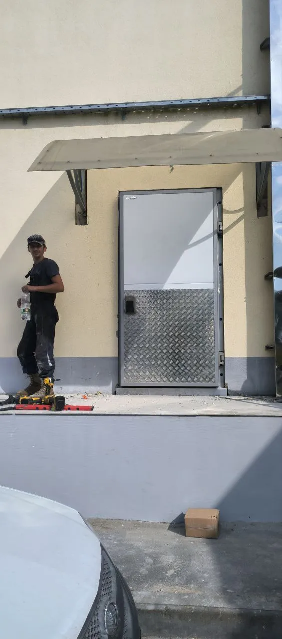 Дверь распашная одностворчатая для охлаждаемых помещений IDH1 1000х2120