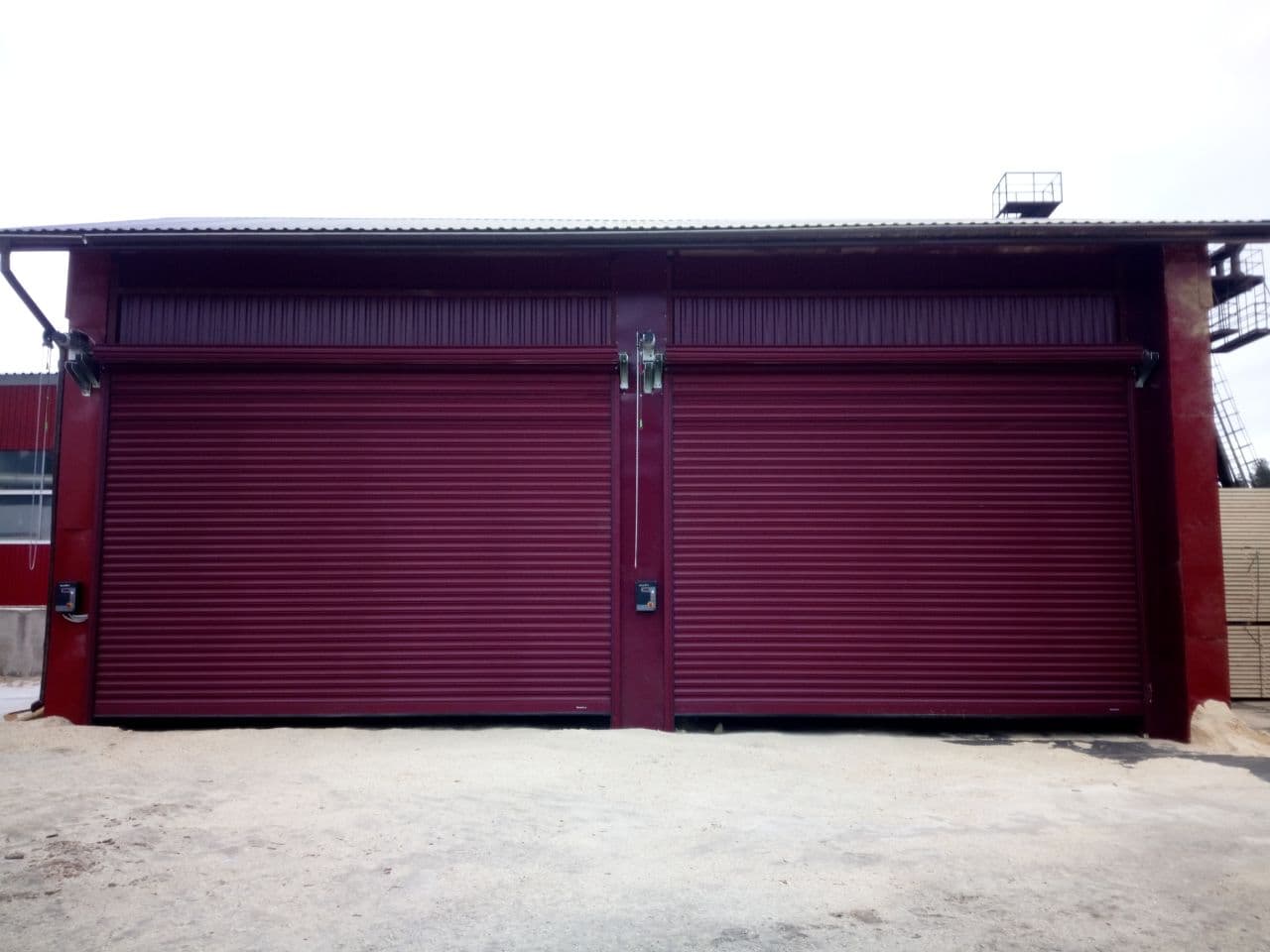 Рулонные ворота из стальных профилей в красном цвете