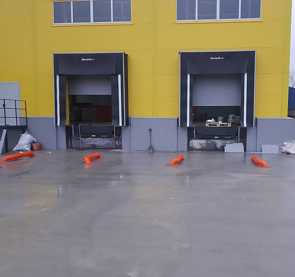 Установка перегрузочного оборудования на складе розничной сети