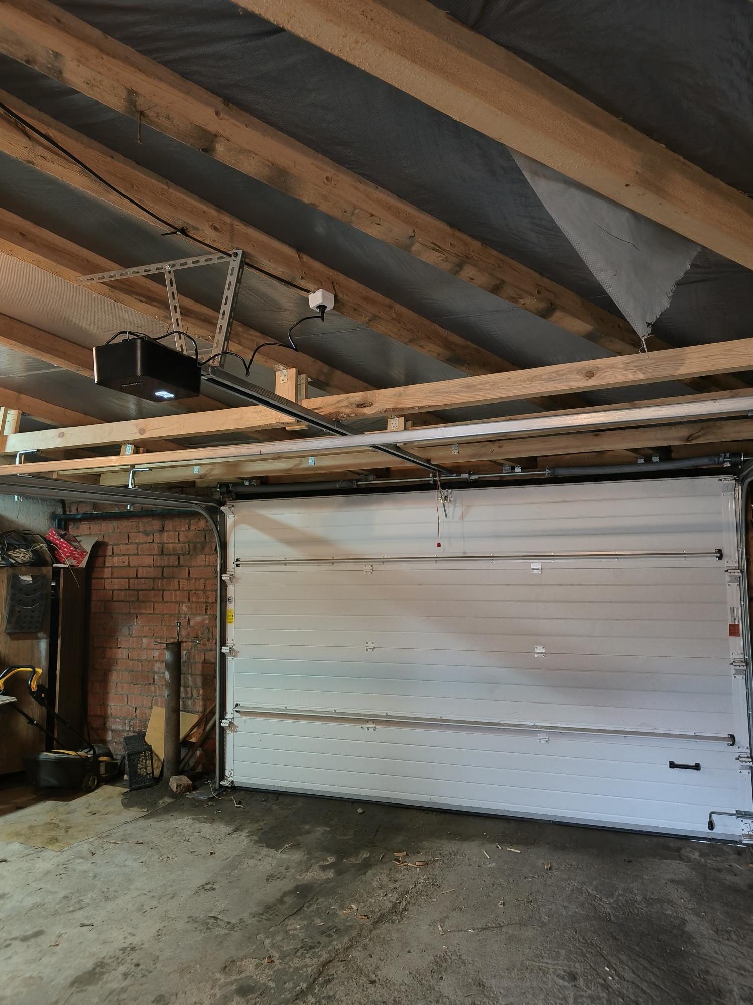 Установка автоматики для секционных ворот