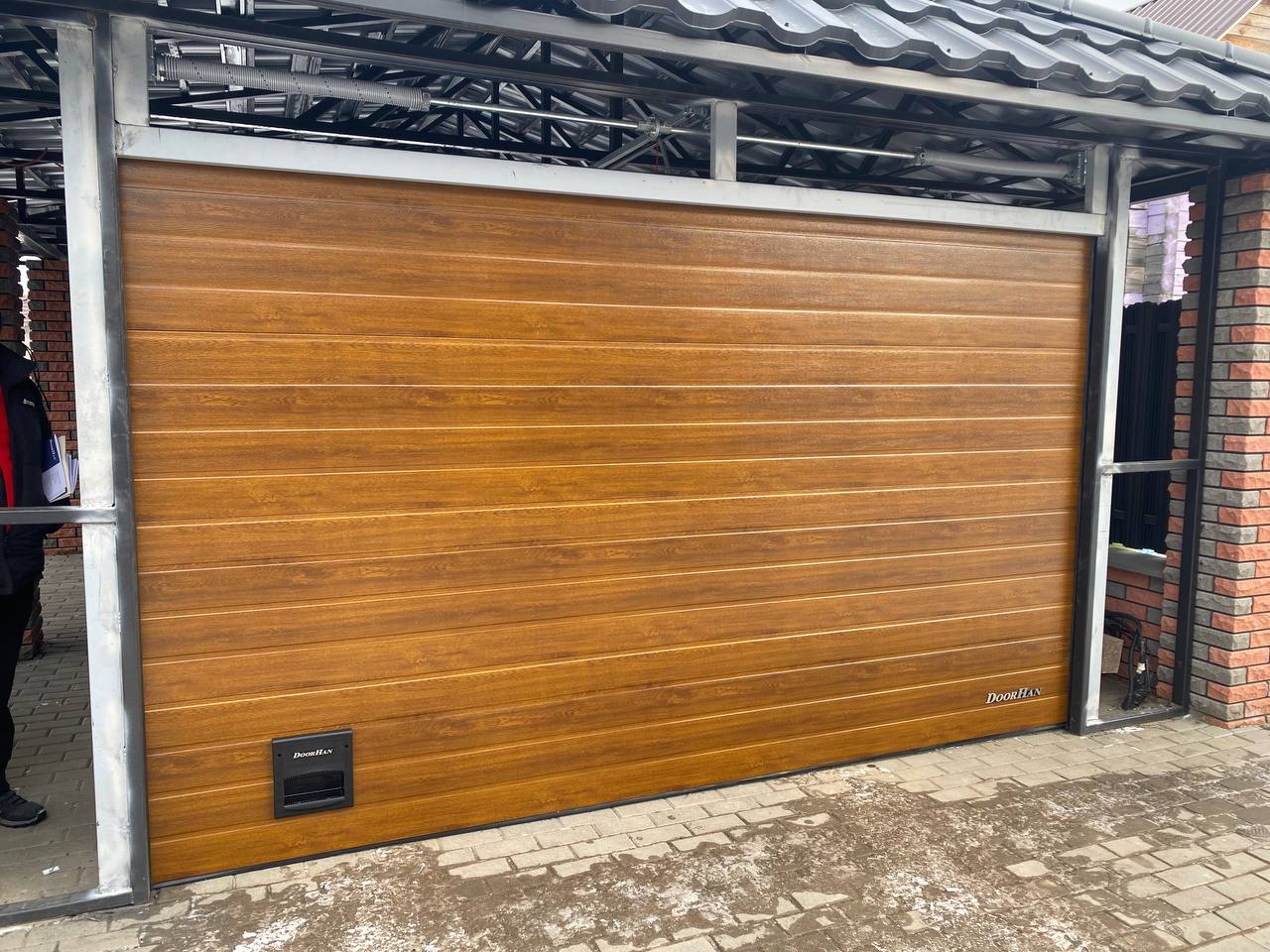 Секционные ворота RSD01 в цвете золотой дуб | Работы ТЕХНОГРАД