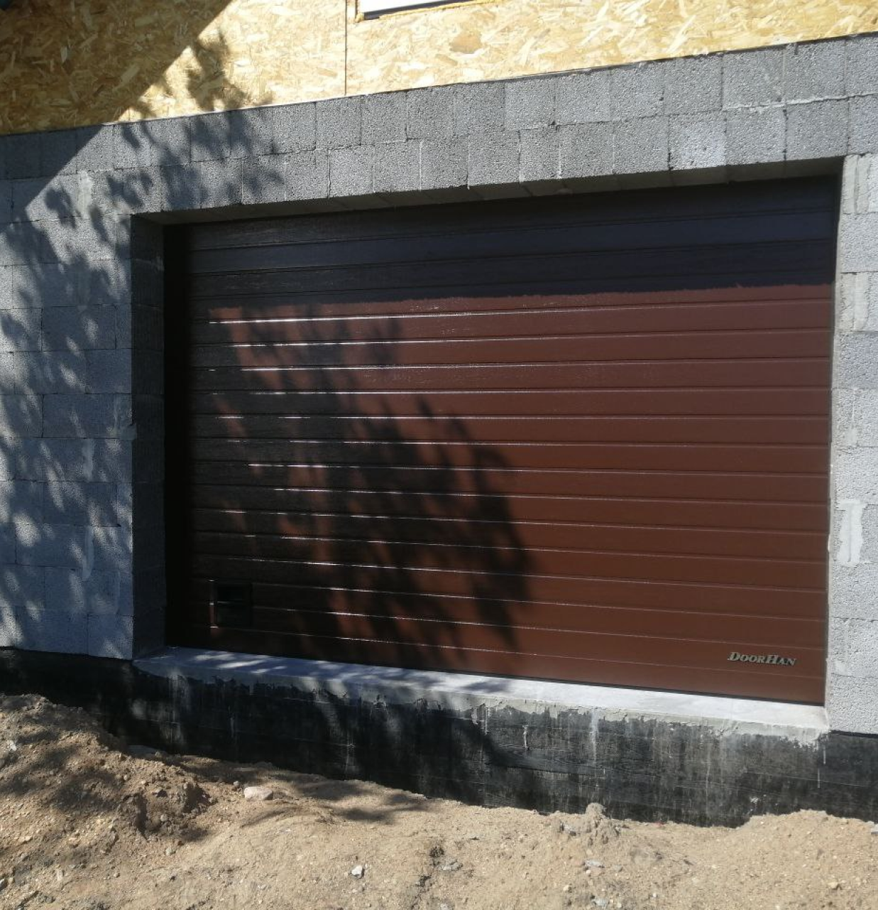 Монтаж промышленных секционных ворот ISD01 3530х2450