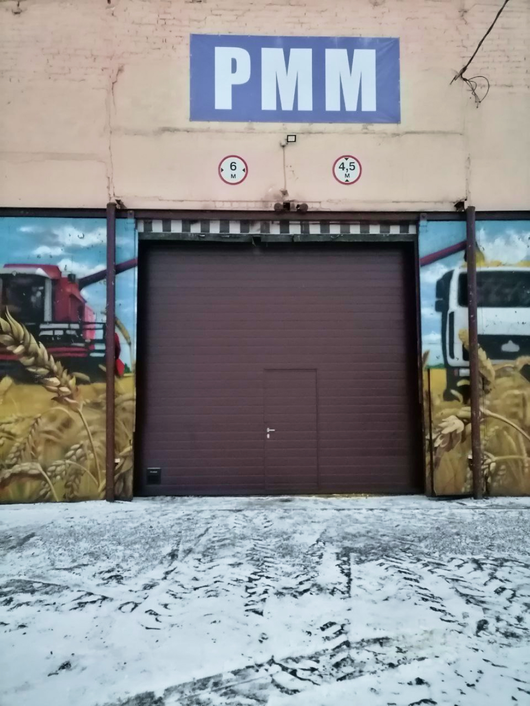 Промышленные секционные ворота ISD01 с калиткой