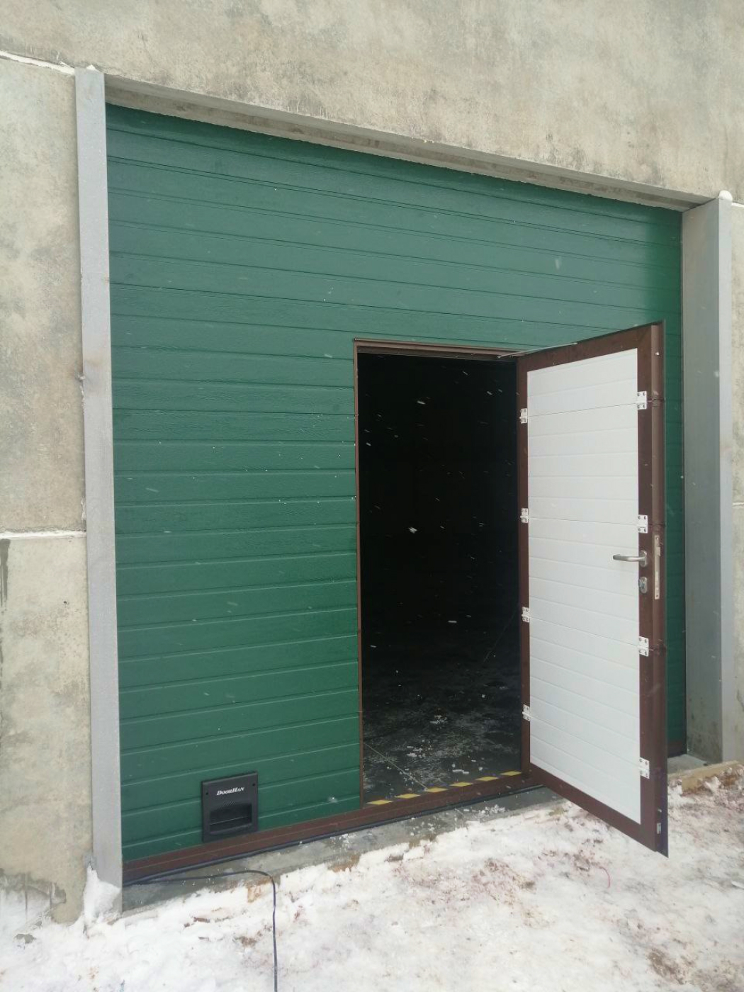 Промышленные секционные ворота ISD01 с электроприводом