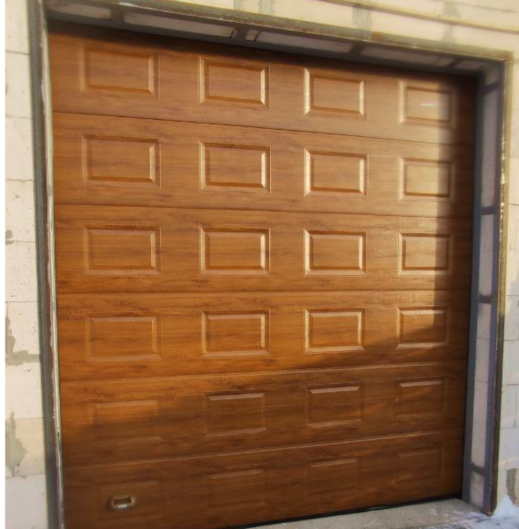 Гаражные секционные ворота RSD02 филенка в цвете золотой дуб