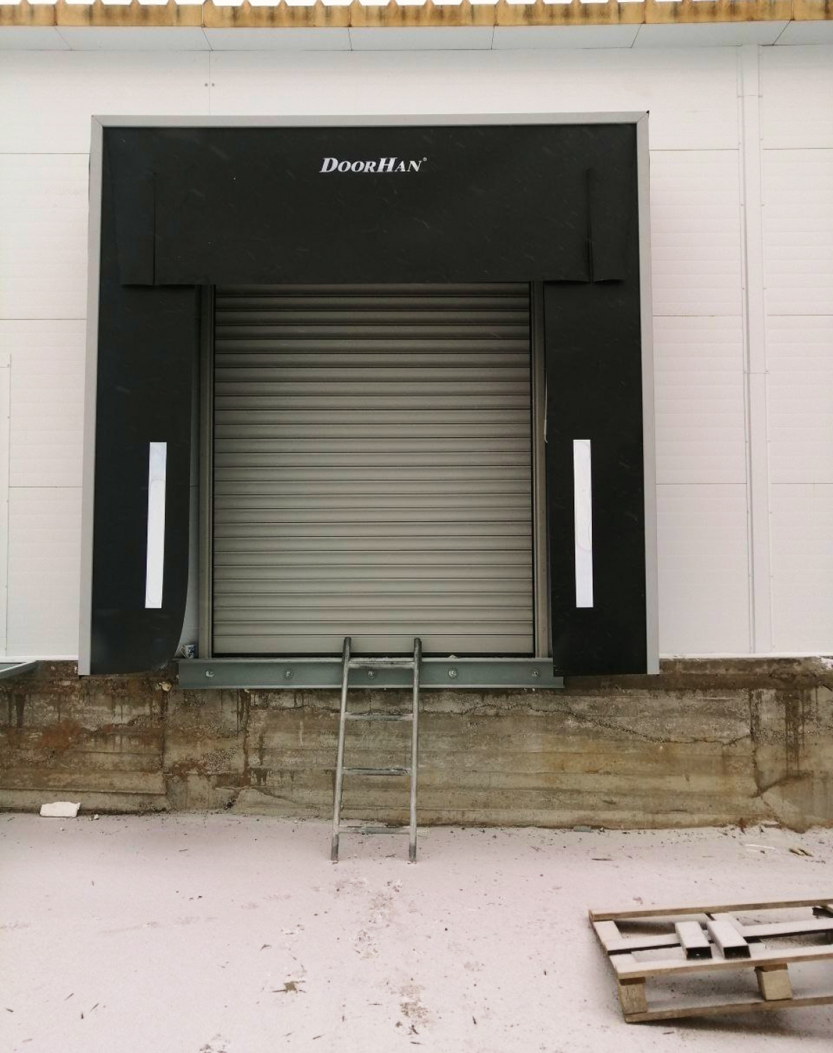 Герметизатор со складной рамой и стальные рулонные ворота