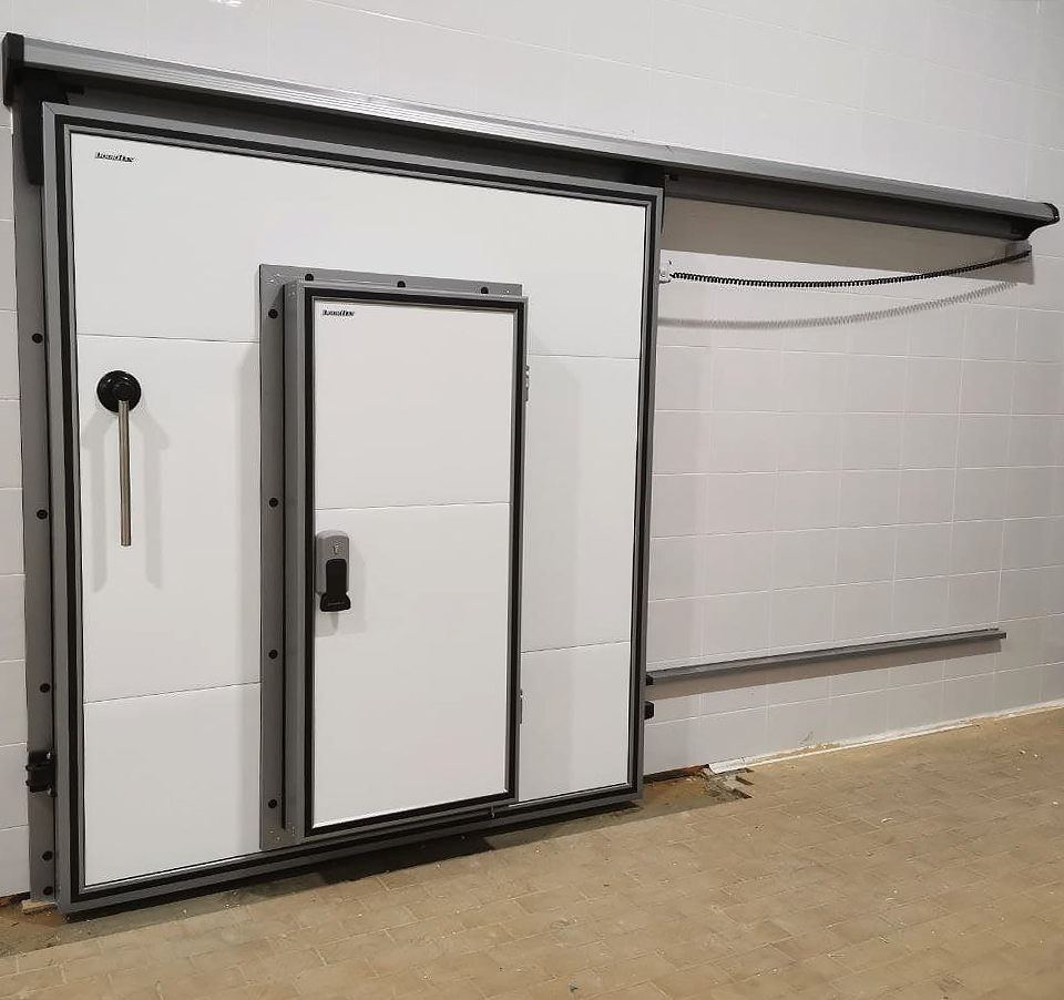 Дверь откатная с калиткой для охлаждаемых помещений