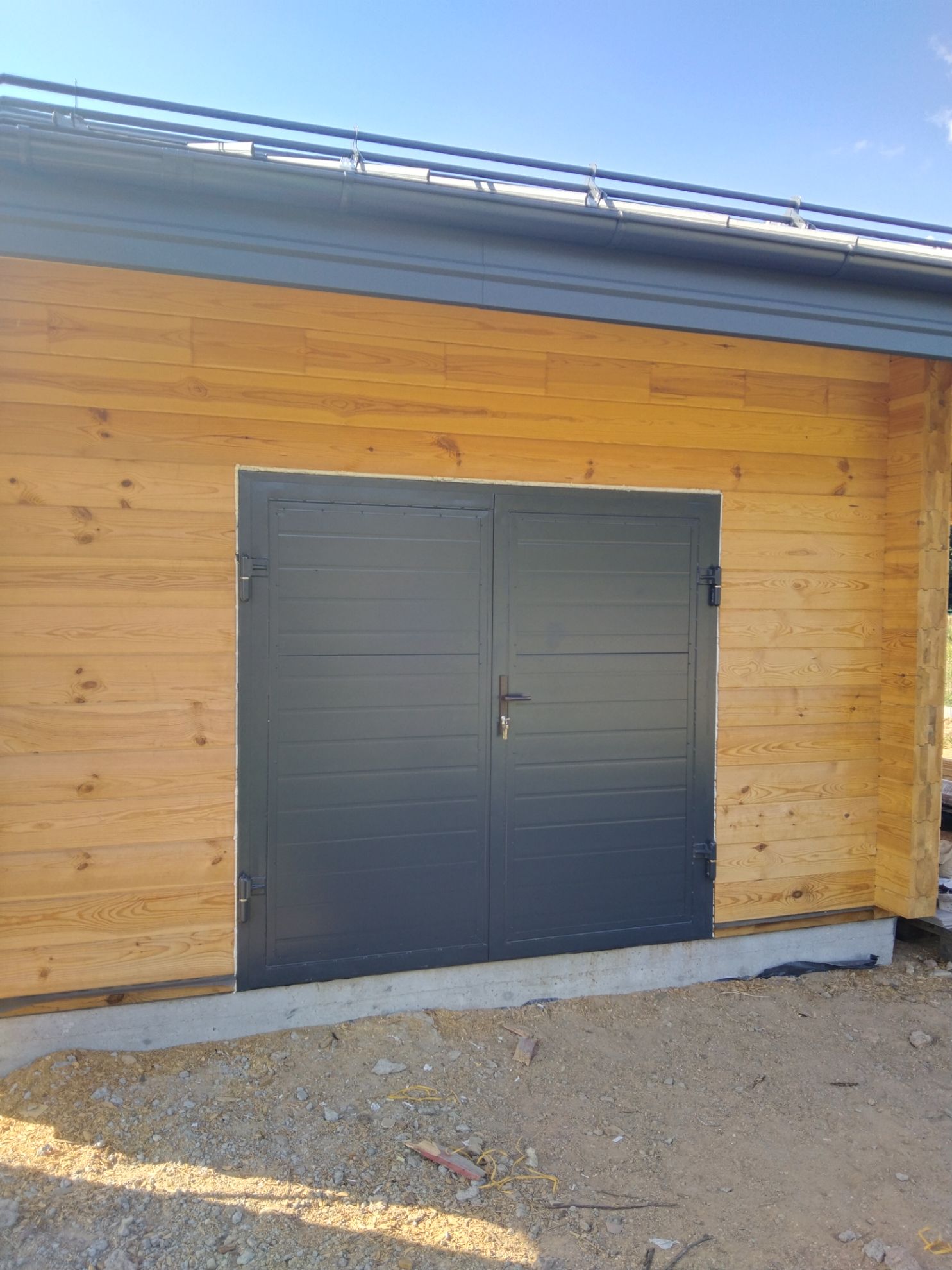 Ворота распашные 2100х1980 в цвете 7024