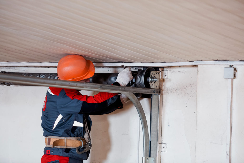 Неисправности секционных ворот: основные виды и особенности ремонта