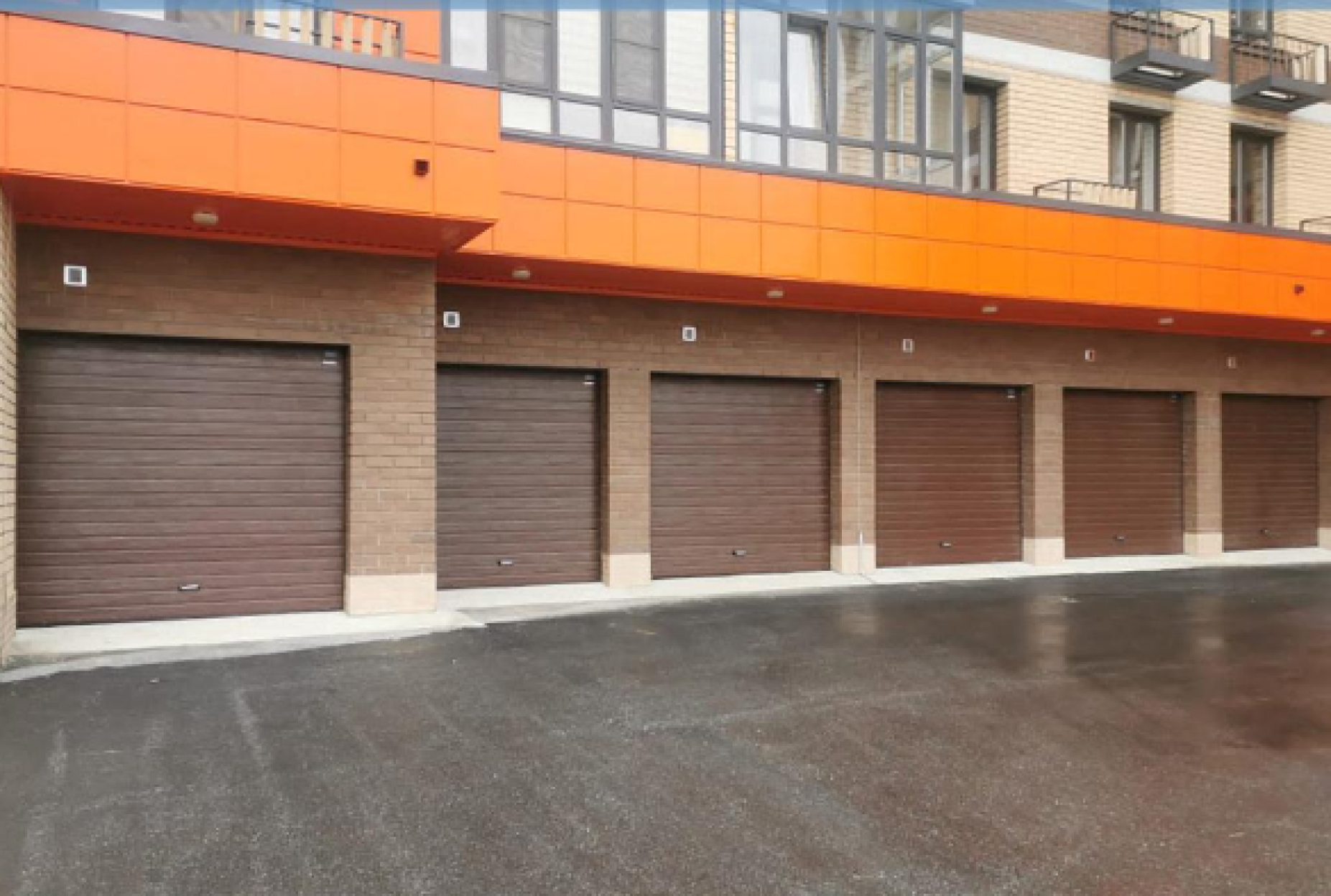 Промышленные секционные ворота и безопасность на производстве