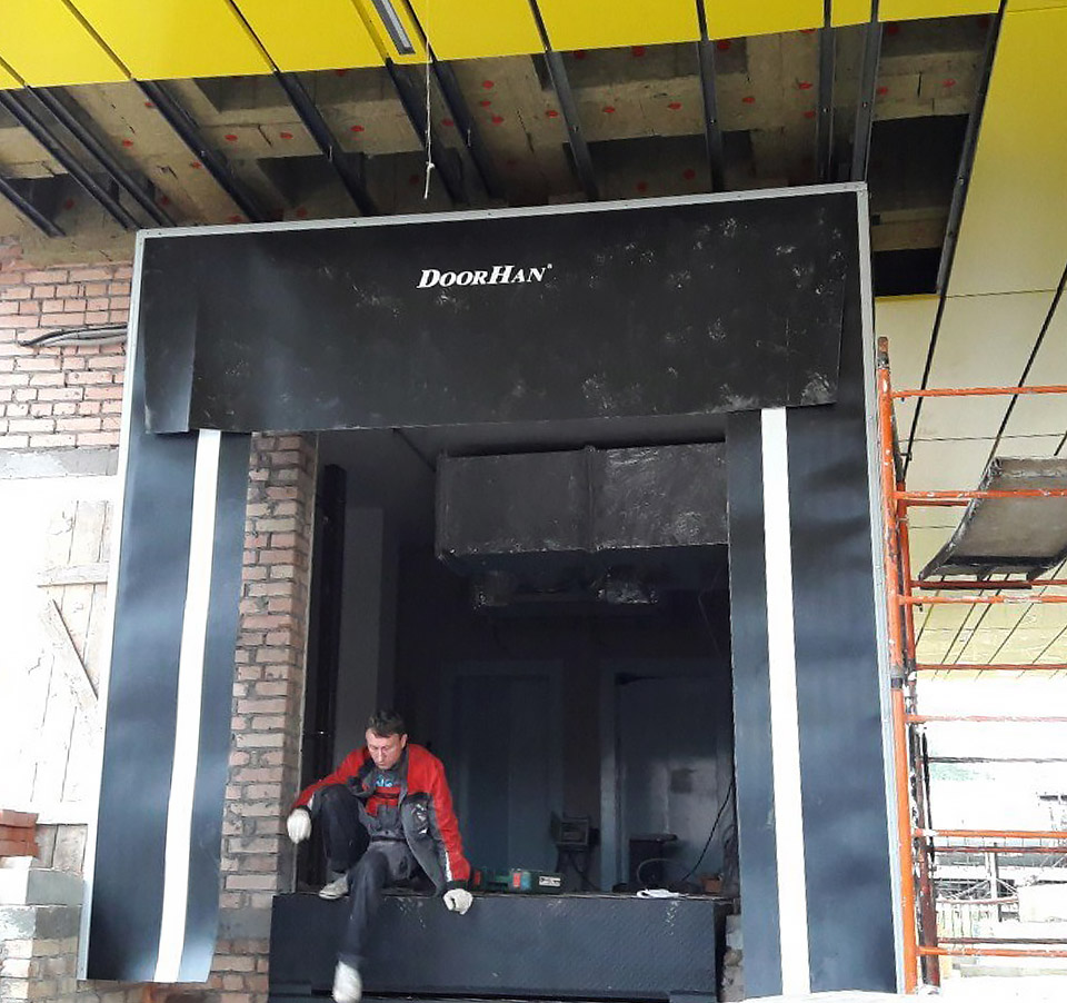 Уравнительные платформы и герметизаторы проема для магазинов