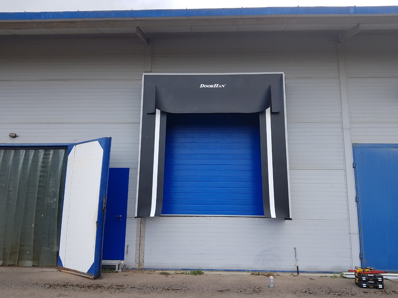 Установка герметизатора со складной рамой и секционных ворот ISD01