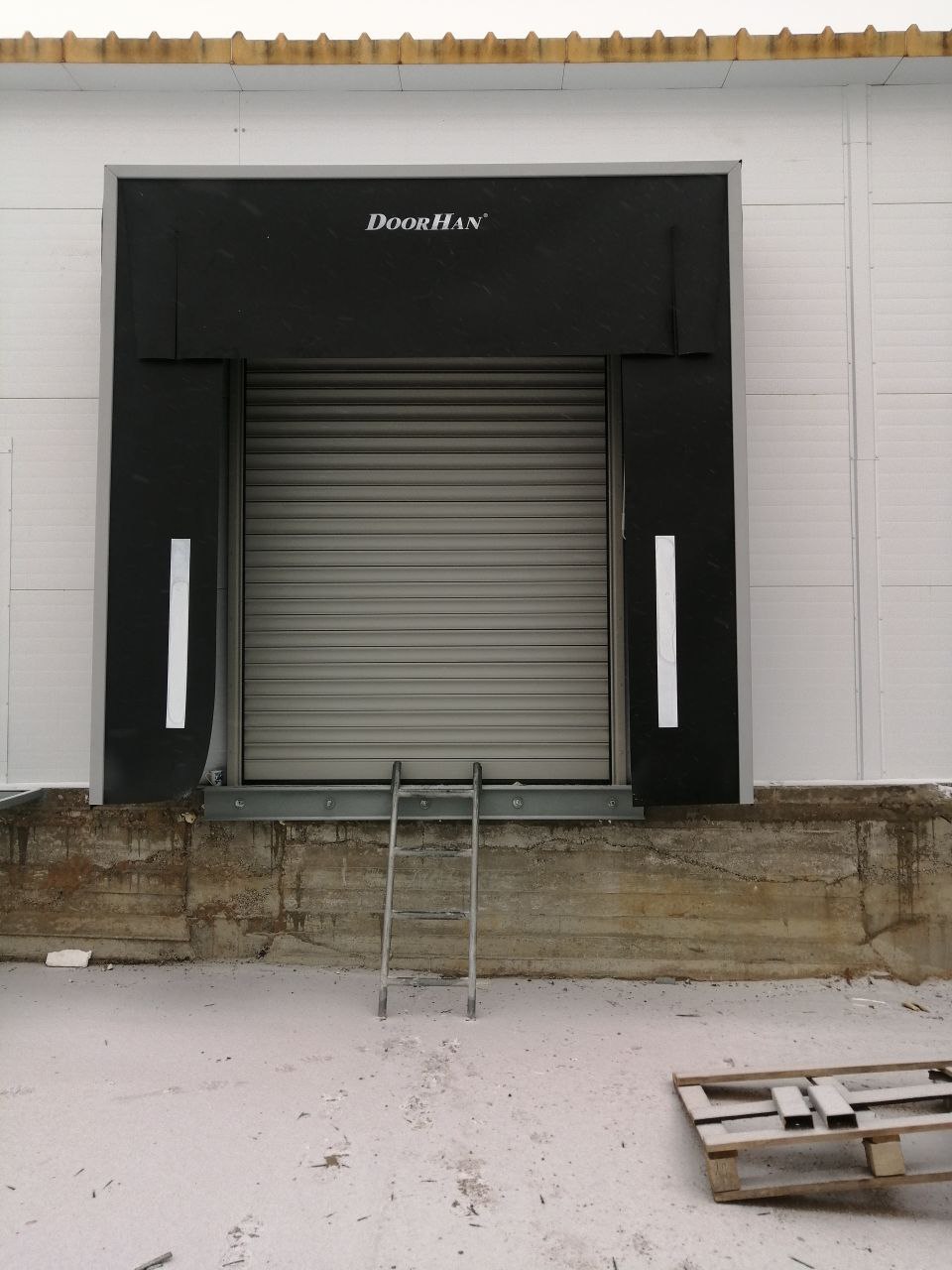 Рулонные ворота из стальных профилей (взломоустойчивые) RH117/08