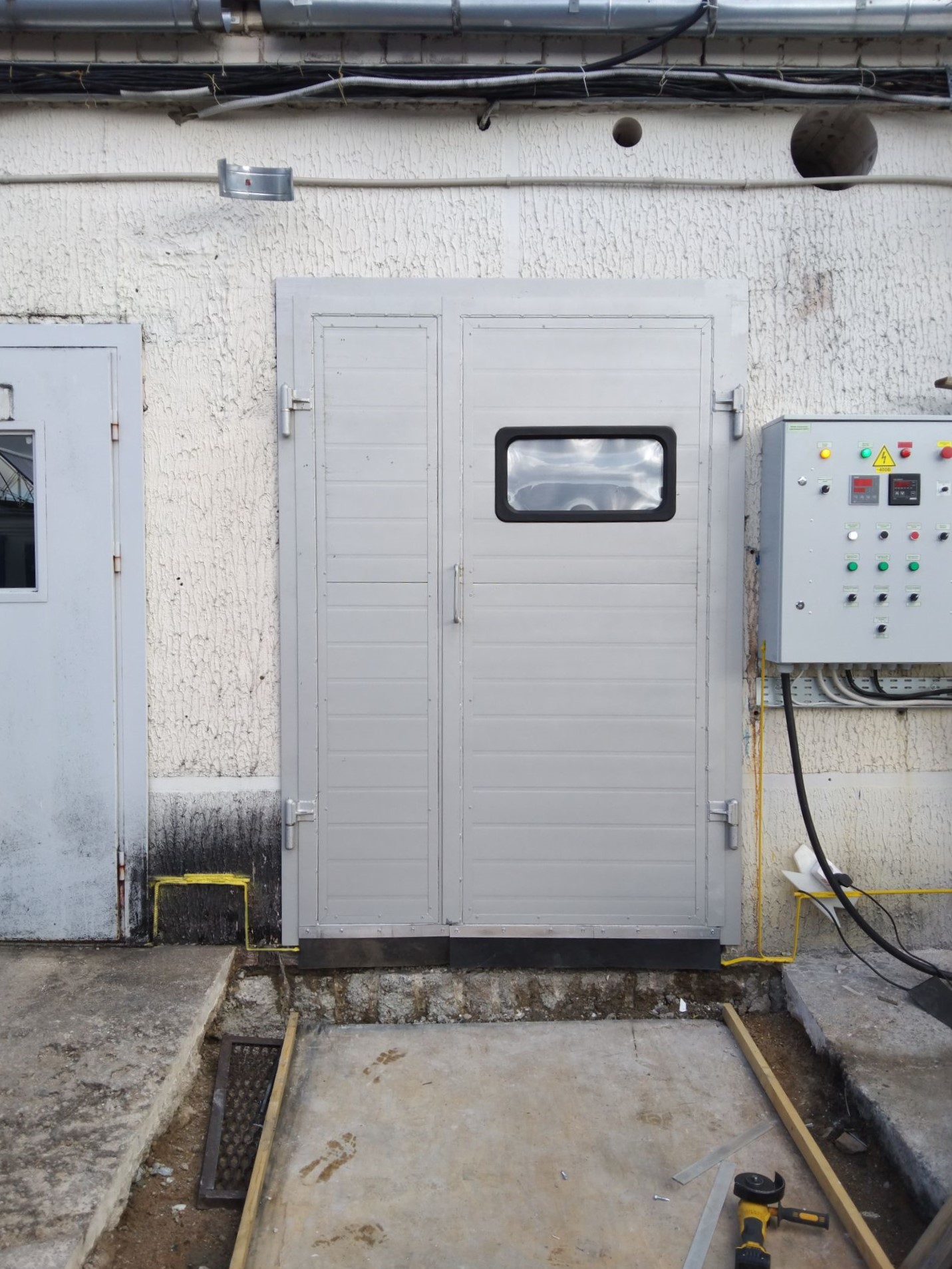 Ворота распашные с сэндвич-панелями