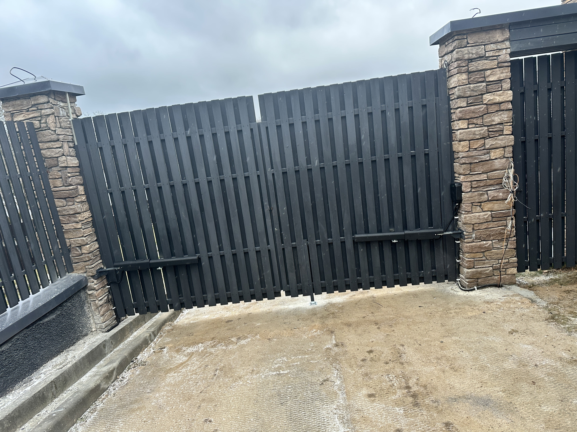 Установка привода на распашные ворота