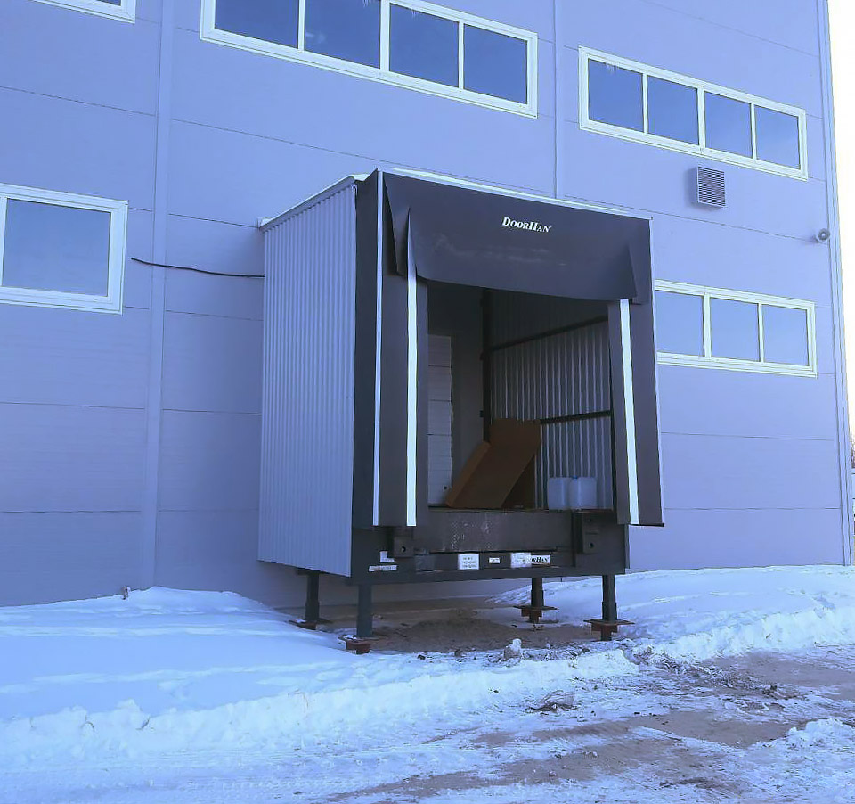 Перегрузочные герметизаторы и уравнительные платформы для логистического распределительного центра