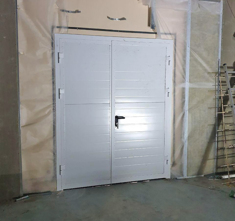Распашные промышленные ворота с сэндвич-панелью ТЕХНОГРАД
