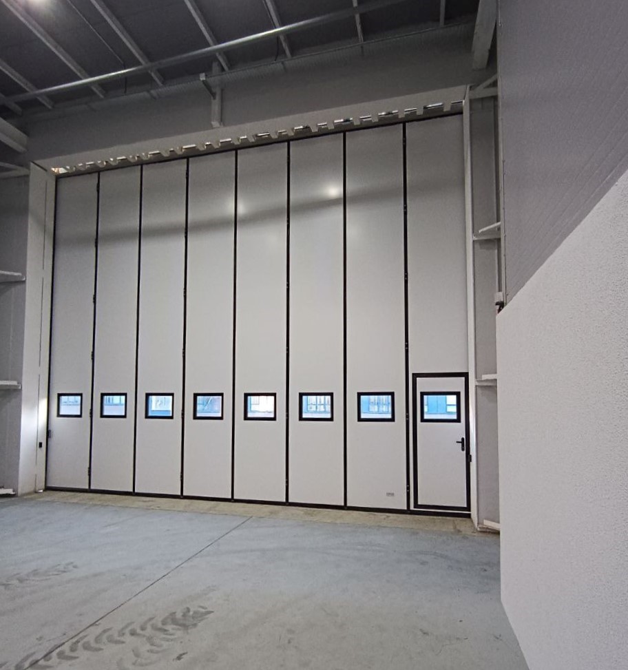 Работа по установке складчатых ворот компанией ТЕХНОГРАД.jpg