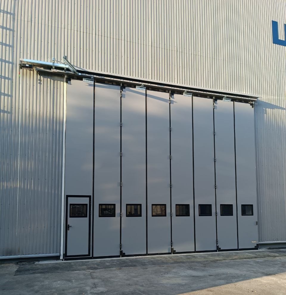 Ворота промышленные складные (складчатые) с нижней направляющей.jpg